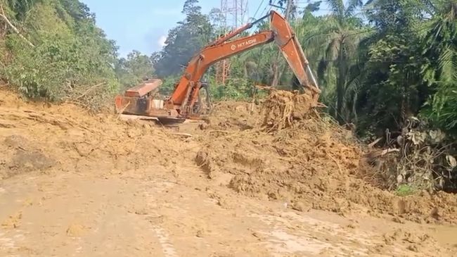 Buldoser-Ekskavator Belah Jalan Demi Akses Logistik Bantuan Banjir