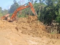 Buldoser-Ekskavator Belah Jalan Demi Akses Logistik Bantuan Banjir
