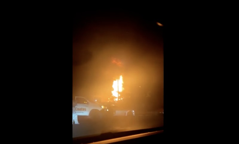 Kebakaran hebat terjadi setelah ledakan dahsyat di fasilitas pembuangan limbah dekat Sydney, Australia. Tangkapan Layar Video/REUTERS)