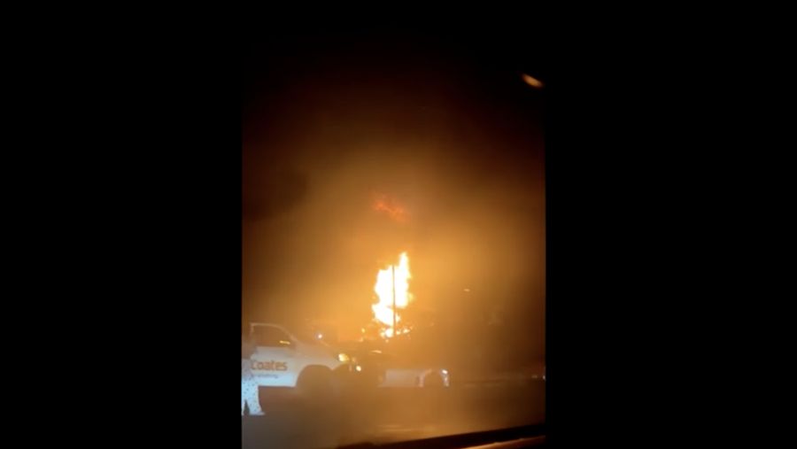 Kebakaran hebat terjadi setelah ledakan dahsyat di fasilitas pembuangan limbah dekat Sydney, Australia. Tangkapan Layar Video/REUTERS)