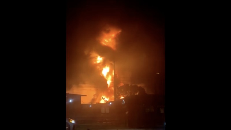 Kebakaran hebat terjadi setelah ledakan dahsyat di fasilitas pembuangan limbah dekat Sydney, Australia. Tangkapan Layar Video/REUTERS)