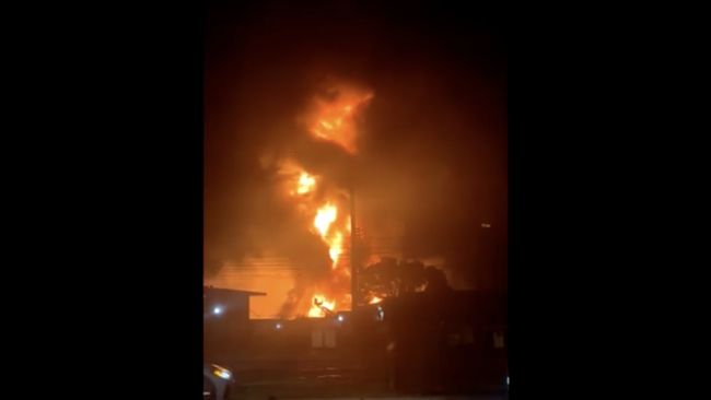 Ngeri! Ledakan Dahsyat Guncang Gudang Limbah, Sembur Bola Api 100 M