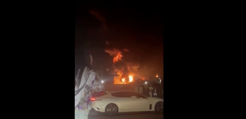 Kebakaran hebat terjadi setelah ledakan dahsyat di fasilitas pembuangan limbah dekat Sydney, Australia. Tangkapan Layar Video/REUTERS)