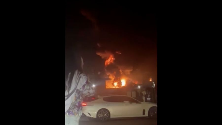 Kebakaran hebat terjadi setelah ledakan dahsyat di fasilitas pembuangan limbah dekat Sydney, Australia. Tangkapan Layar Video/REUTERS)