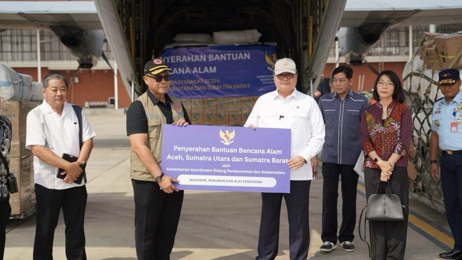 Kemenko Perekonomian salurkan bantuan tanggap darurat untuk bencana di Pulau Sumatera. (Dok. ekon.go.id)