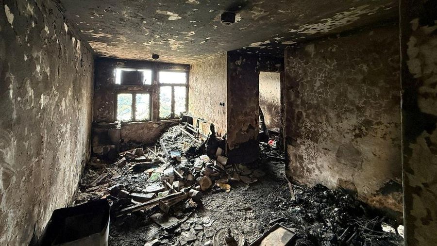 Kerusakan di dalam apartemen yang terbakar di kompleks perumahan Wang Fuk Court, menyusul kebakaran mematikan pada hari Rabu, di Tai Po, Hong Kong, Cina, dalam gambar selebaran yang dirilis pada 1 Desember 2025. (Hong Kong Police Force/Handout via REUTERS)