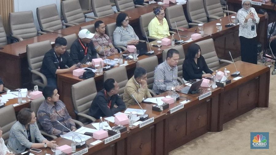 Komisi VI DPR RI melakukan rapat dengar pendapat (RDP) dengan para pedagang pakaian bekas, Selasa (2/12/2025). (CNBC Indonesia/Chandra Dwi Pranata)