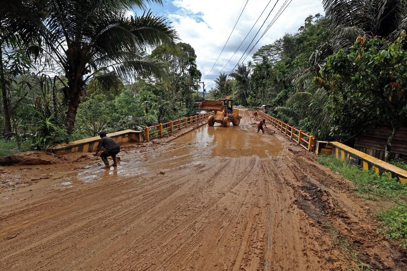 Tim PUPR Bener Meriah dan TIM PUPR Provinsi Aceh melakukan pembersihan jalan terdampak longsor di ruas jalan KKA-Bener Meriah, Provinsi Aceh pada Senin (1/12/2025). (Dok. Tim PUPR Provinsi Aceh)