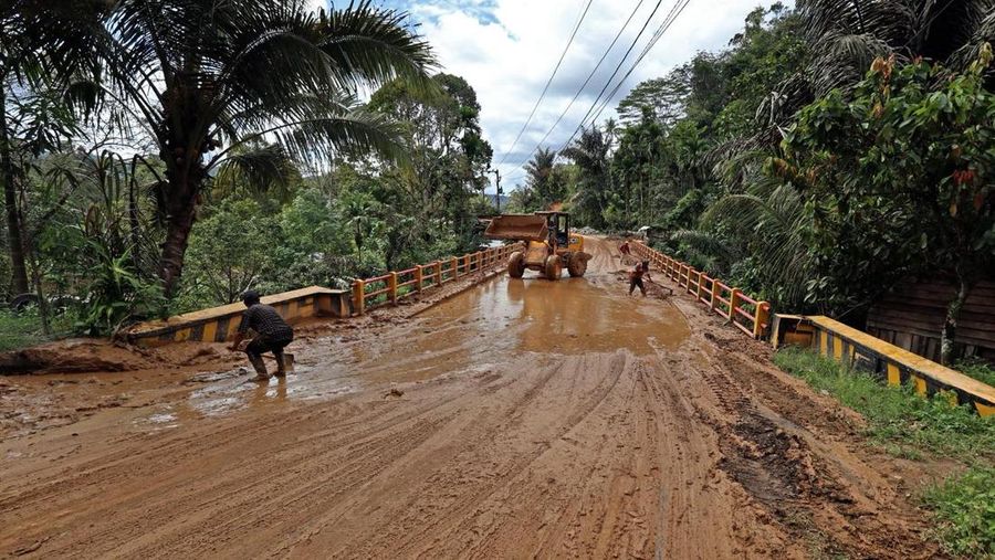 Tim PUPR Bener Meriah dan TIM PUPR Provinsi Aceh melakukan pembersihan jalan terdampak longsor di ruas jalan KKA-Bener Meriah, Provinsi Aceh pada Senin (1/12/2025). (Dok. Tim PUPR Provinsi Aceh)