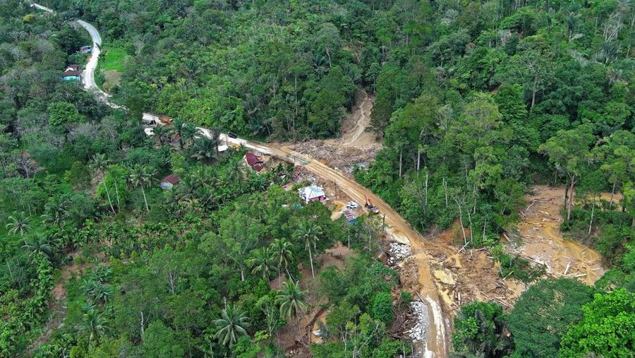 Tim PUPR Bener Meriah dan TIM PUPR Provinsi Aceh melakukan pembersihan jalan terdampak longsor di ruas jalan KKA-Bener Meriah, Provinsi Aceh pada Senin (1/12/2025). (Dok. Tim PUPR Provinsi Aceh)