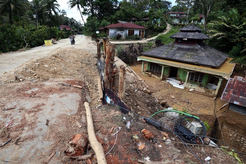 Tim PUPR Bener Meriah dan TIM PUPR Provinsi Aceh melakukan pembersihan jalan terdampak longsor di ruas jalan KKA-Bener Meriah, Provinsi Aceh pada Senin (1/12/2025). (Dok. Tim PUPR Provinsi Aceh)