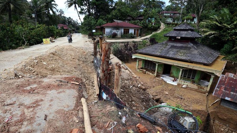 Tim PUPR Bener Meriah dan TIM PUPR Provinsi Aceh melakukan pembersihan jalan terdampak longsor di ruas jalan KKA-Bener Meriah, Provinsi Aceh pada Senin (1/12/2025). (Dok. Tim PUPR Provinsi Aceh)