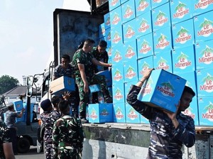 Le Minerale Salurkan Bantuan Air Mineral untuk Korban Banjir di Sumatera