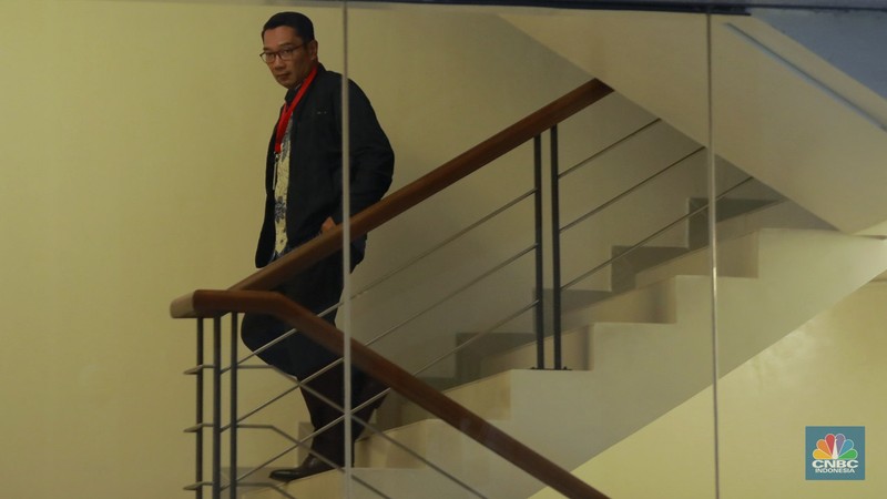 Mantan Gubernur Jawa Barat Ridwan Kamil usai memenuhi pemeriksaan panggilan penyidik KPK, di Gedung KPK, Jakarta, Selasa (2/12/2025). (CNBC Indonesia/Muhammad Sabki)