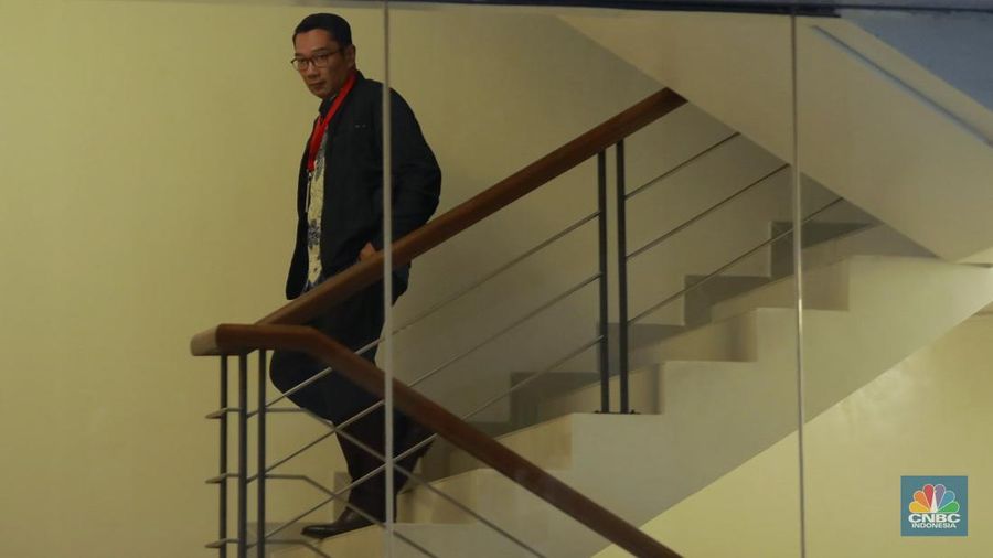 Mantan Gubernur Jawa Barat Ridwan Kamil usai memenuhi pemeriksaan panggilan penyidik KPK, di Gedung KPK, Jakarta, Selasa (2/12/2025). (CNBC Indonesia/Muhammad Sabki)