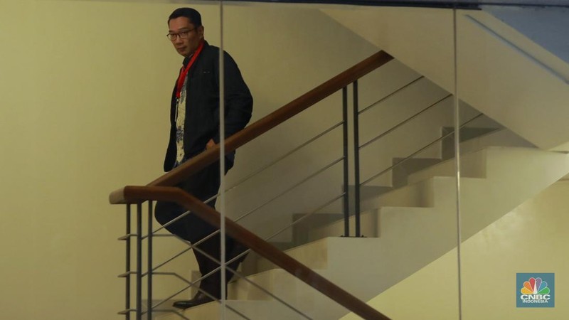 Mantan Gubernur Jawa Barat Ridwan Kamil usai memenuhi pemeriksaan panggilan penyidik KPK, di Gedung KPK, Jakarta, Selasa (2/12/2025). (CNBC Indonesia/Muhammad Sabki)