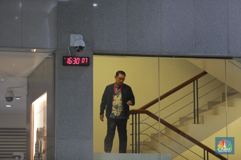 Mantan Gubernur Jawa Barat Ridwan Kamil usai memenuhi pemeriksaan panggilan penyidik KPK, di Gedung KPK, Jakarta, Selasa (2/12/2025). (CNBC Indonesia/Muhammad Sabki)