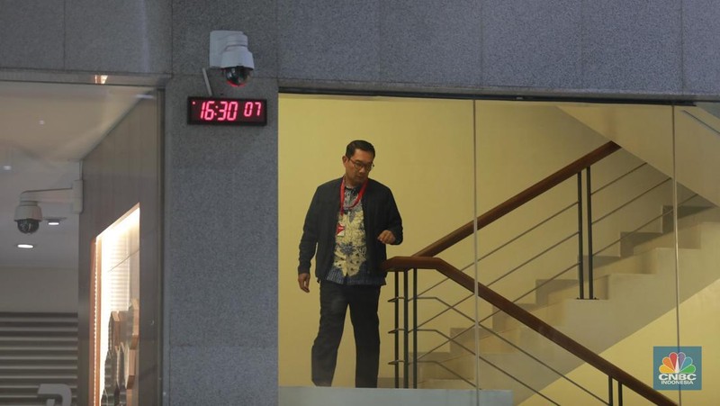Mantan Gubernur Jawa Barat Ridwan Kamil usai memenuhi pemeriksaan panggilan penyidik KPK, di Gedung KPK, Jakarta, Selasa (2/12/2025). (CNBC Indonesia/Muhammad Sabki)