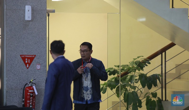 Mantan Gubernur Jawa Barat Ridwan Kamil usai memenuhi pemeriksaan panggilan penyidik KPK, di Gedung KPK, Jakarta, Selasa (2/12/2025). (CNBC Indonesia/Muhammad Sabki)
