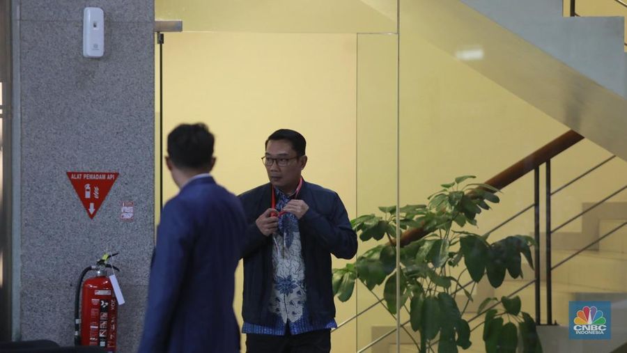 Mantan Gubernur Jawa Barat Ridwan Kamil usai memenuhi pemeriksaan panggilan penyidik KPK, di Gedung KPK, Jakarta, Selasa (2/12/2025). (CNBC Indonesia/Muhammad Sabki)
