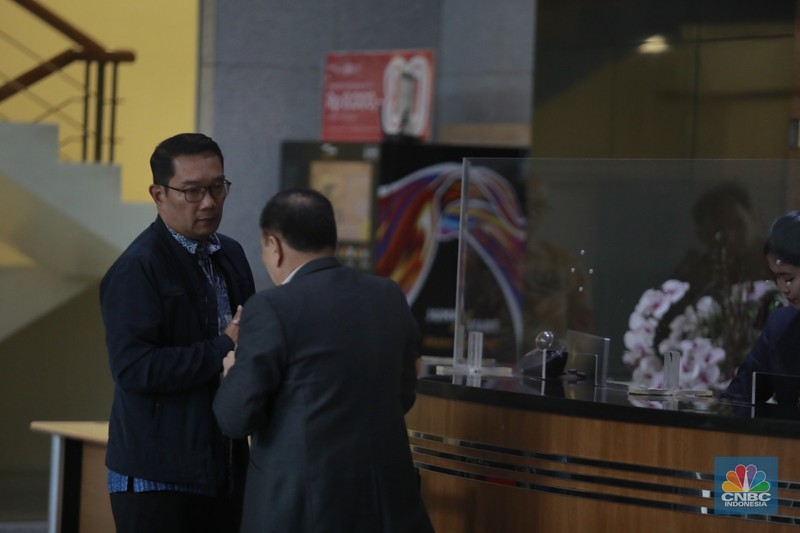 Mantan Gubernur Jawa Barat Ridwan Kamil usai memenuhi pemeriksaan panggilan penyidik KPK, di Gedung KPK, Jakarta, Selasa (2/12/2025). (CNBC Indonesia/Muhammad Sabki)