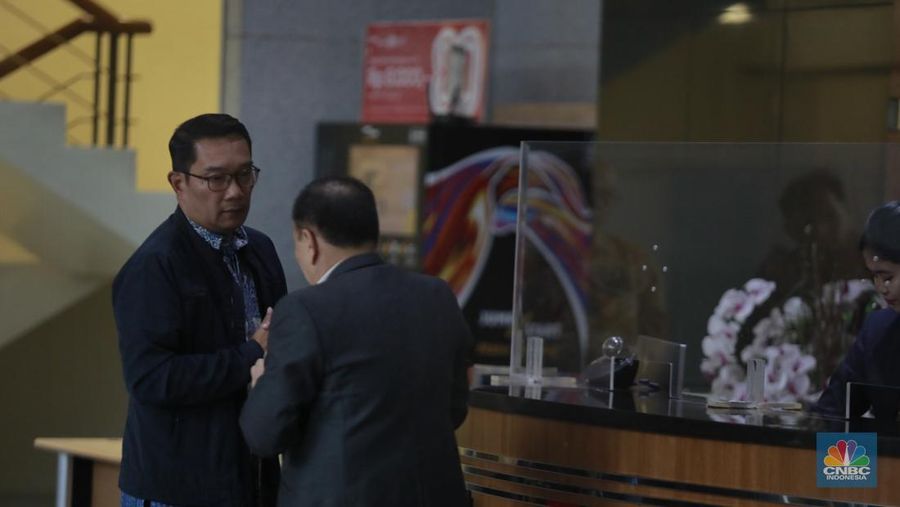 Mantan Gubernur Jawa Barat Ridwan Kamil usai memenuhi pemeriksaan panggilan penyidik KPK, di Gedung KPK, Jakarta, Selasa (2/12/2025). (CNBC Indonesia/Muhammad Sabki)