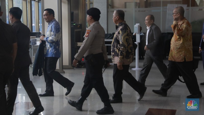 Mantan Gubernur Jawa Barat Ridwan Kamil usai memenuhi pemeriksaan panggilan penyidik KPK, di Gedung KPK, Jakarta, Selasa (2/12/2025). (CNBC Indonesia/Muhammad Sabki)