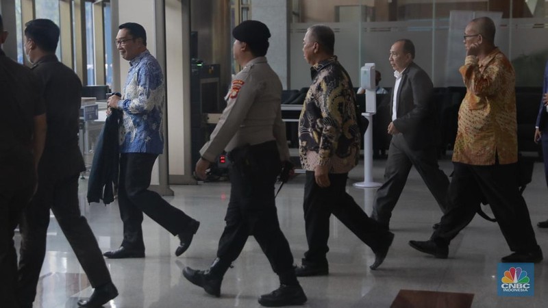 Mantan Gubernur Jawa Barat Ridwan Kamil usai memenuhi pemeriksaan panggilan penyidik KPK, di Gedung KPK, Jakarta, Selasa (2/12/2025). (CNBC Indonesia/Muhammad Sabki)
