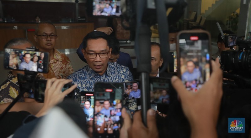 Mantan Gubernur Jawa Barat Ridwan Kamil usai memenuhi pemeriksaan panggilan penyidik KPK, di Gedung KPK, Jakarta, Selasa (2/12/2025). (CNBC Indonesia/Muhammad Sabki)