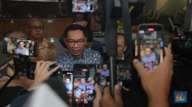 Potret Ridwan Kamil Keluar Gedung Setelah 6 Jam Diperiksa KPK