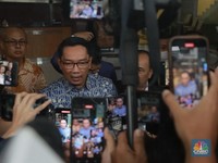 Potret Ridwan Kamil Keluar Gedung Setelah 6 Jam Diperiksa KPK