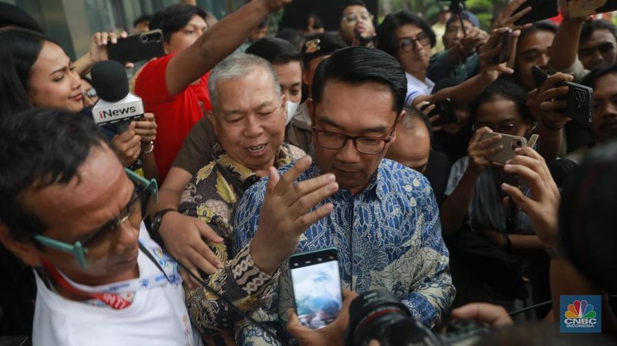 Mantan Gubernur Jawa Barat Ridwan Kamil usai memenuhi pemeriksaan panggilan penyidik KPK, di Gedung KPK, Jakarta, Selasa (2/12/2025). (CNBC Indonesia/Muhammad Sabki)