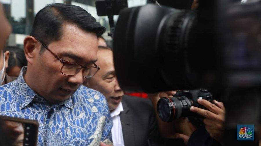 Mantan Gubernur Jawa Barat Ridwan Kamil usai memenuhi pemeriksaan panggilan penyidik KPK, di Gedung KPK, Jakarta, Selasa (2/12/2025). (CNBC Indonesia/Muhammad Sabki)