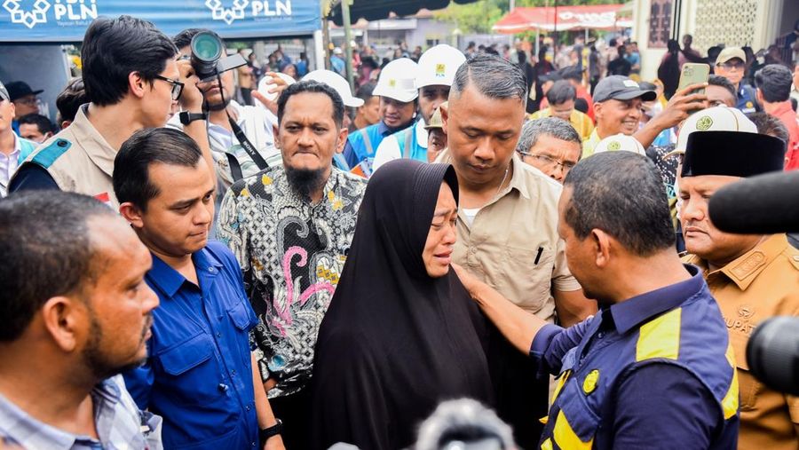 Menteri Energi dan Sumber Daya Mineral (ESDM) Bahlil Lahadalia melakukan kunjungan kerja ke Kabupaten Bireuen, Provinsi Aceh pada Selasa (2/12) untuk meninjau langsung kondisi infrastruktur ketenagalistrikan yang terdampak banjir dan angin kencang serta memastikan percepatan pemulihan pasokan listrik di wilayah tersebut. (Dok. Kementerian ESDM)