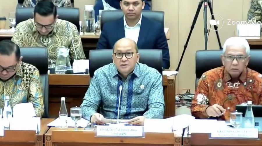 Menteri Investasi dan Hilirisasi/Kepala BKPM, Rosan Roeslani saat rapat kerja dengan Komisi XII DPR RI di Komplek Parlemen, Selasa (2/12/2025). (Tangkapan Layar Youtube/Komisi XII DPR RI Channel)