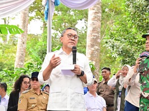 Zulhas Bagikan 3 Ribu Bibit Kopi dan Kakao untuk Petani Gunung Rajabasa
