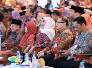 Khofifah Terharu Dapat Kejutan Kehadiran Guru Semasa Sekolah di HGN 2025