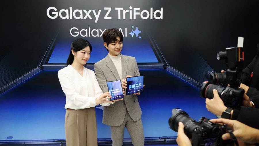 Seorang model berpose untuk foto dengan Galaxy Z TriFold selama acara di tokonya di Seoul, Korea Selatan, 2 Desember 2025. (REUTERS/Kim Hong-Ji)