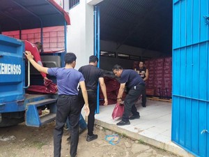 Gubernur Sulsel Salurkan Bantuan Logistik untuk Korban Banjir di Bantaeng