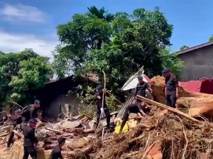 Anggota Brimob Evakuasi Jasad di Sibolga, Ternyata Ibu Rekan Sesama Polisi