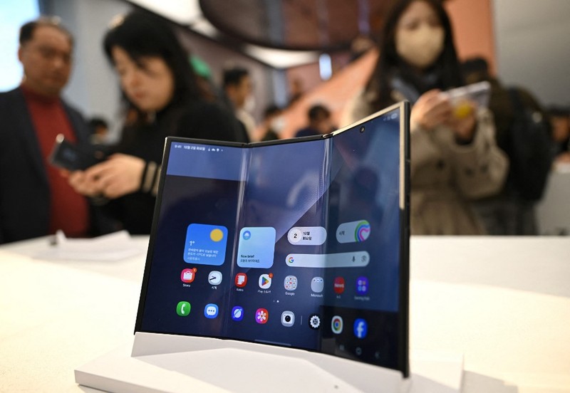 Seorang model berpose untuk foto dengan Galaxy Z TriFold selama acara di tokonya di Seoul, Korea Selatan, 2 Desember 2025. (REUTERS/Kim Hong-Ji)
