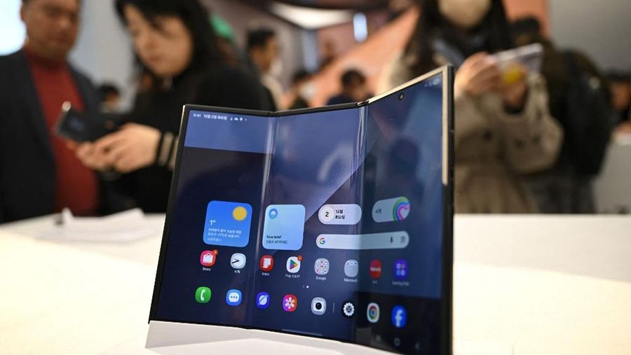Seorang model berpose untuk foto dengan Galaxy Z TriFold selama acara di tokonya di Seoul, Korea Selatan, 2 Desember 2025. (REUTERS/Kim Hong-Ji)