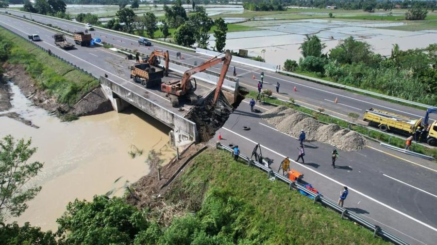 Perbaikan ruas Tol Medan-Kualanamu-Tebing Tinggi usai bencana banjir dan longsor di Sumatra Utara. (Dok. Jasa Marga)
