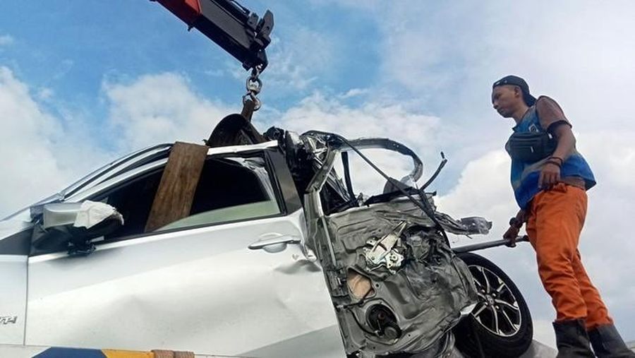 Petugas mengevakuasi kendaraan yang terlibat kecelakaan beruntun di Jalan Tol Cipularang. (Dok. Istimewa)