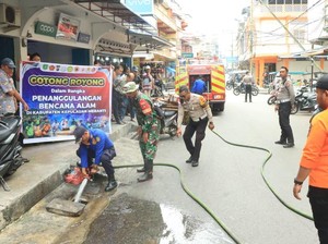 Polisi-TNI dan Warga di Meranti Gotong Royong Bersih-bersih Cegah Banjir