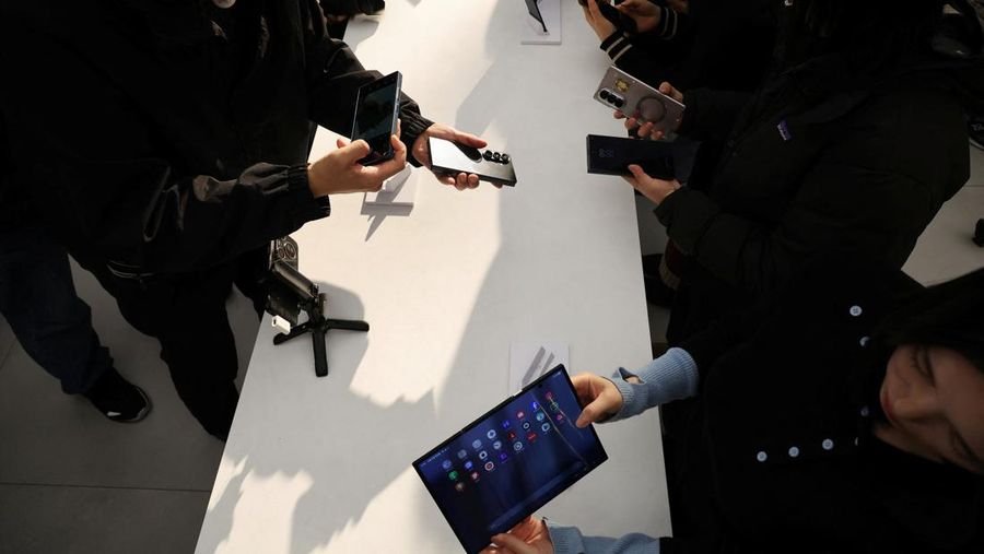 Seorang model berpose untuk foto dengan Galaxy Z TriFold selama acara di tokonya di Seoul, Korea Selatan, 2 Desember 2025. (REUTERS/Kim Hong-Ji)