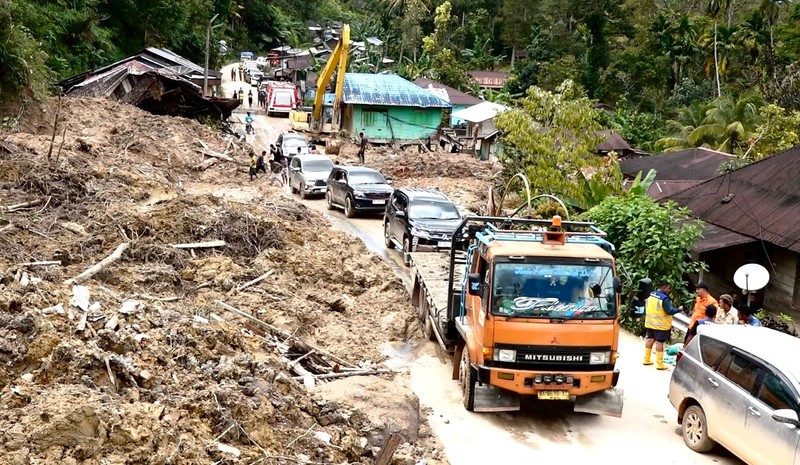 Tim PUPR Bener Meriah dan TIM PUPR Provinsi Aceh melakukan pembersihan jalan terdampak longsor di ruas jalan KKA-Bener Meriah, Provinsi Aceh pada Senin (1/12/2025). (Dok. Tim PUPR Provinsi Aceh)