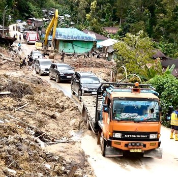 Penampakan Pemulihan Listrik-Jalan di Sibolga-Aceh Usai Banjir Bandang