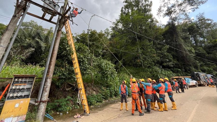 Tim PUPR Bener Meriah dan TIM PUPR Provinsi Aceh melakukan pembersihan jalan terdampak longsor di ruas jalan KKA-Bener Meriah, Provinsi Aceh pada Senin (1/12/2025). (Dok. Tim PUPR Provinsi Aceh)