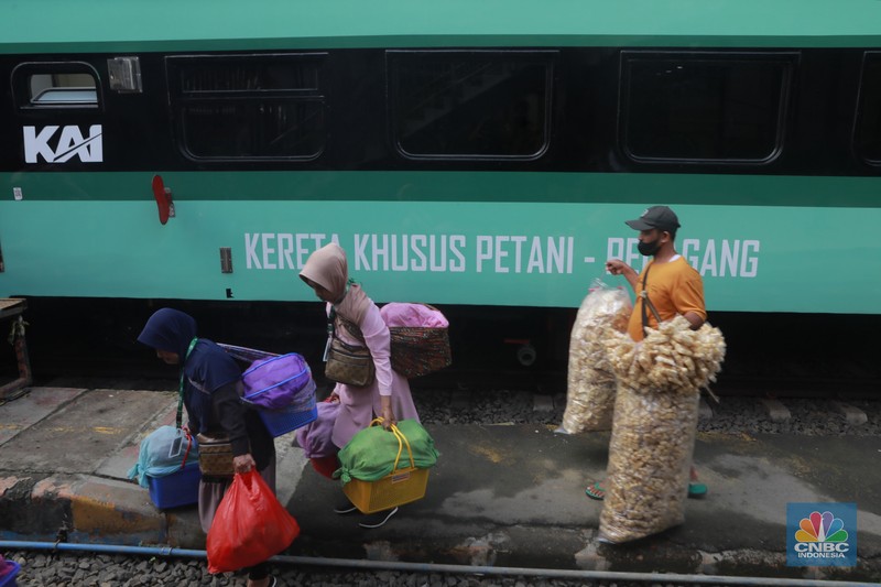 Sekelompok pedagang membawa barang daganganya untuk ditaiki ke kereta gerbong khusus petani dan pedagang di Kawasan Stasiun Cikeusal, Banten, Selasa, (2/12/2025). (CNBC Indonesia/Muhammad Sabki)